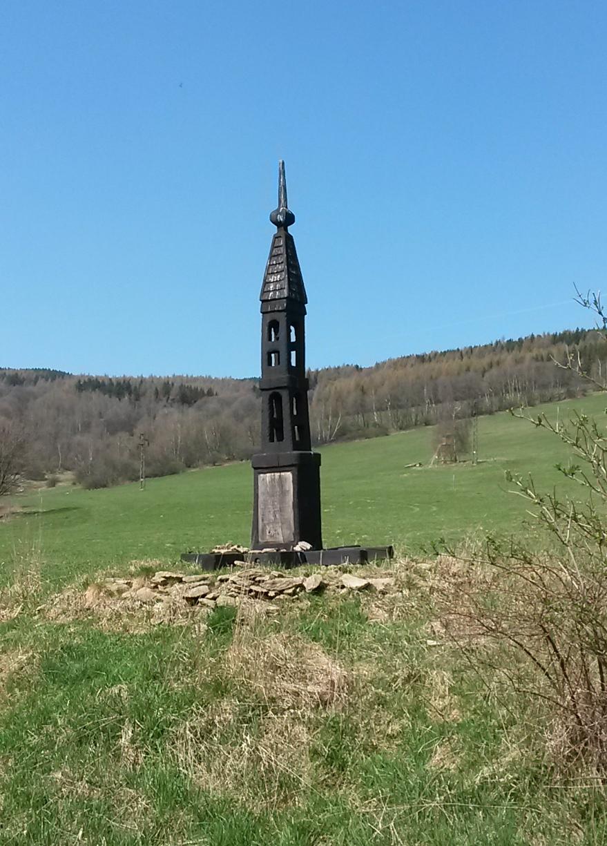 Jedná se o původní poutní cestu. Člen spolku sochař Josef Šporgy vytvořil a instaloval u této cesty zvoničku viz foto.