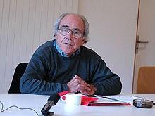 Jean Baudrillard byl francouzský filozof, sémiotik (1929 2007), jeho základní komunikační teoréma opisuje stav, kdy se masovokomunikační informace