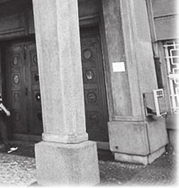Je jistě jen náhoda, že jsou tyto firmy často propojeny s politickými stranami. Objevily se i spekulace, že nešlo o selhání, ale o záměr.