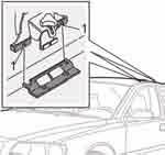 Startování a jízda Kryt namontujte zpět. Zkontrolujte, zda je střešní nosič správně zajištěn. Pravidelně kontrolujte pevné utažení šroubů. Zasuňte vodící trny do otvorů (1).