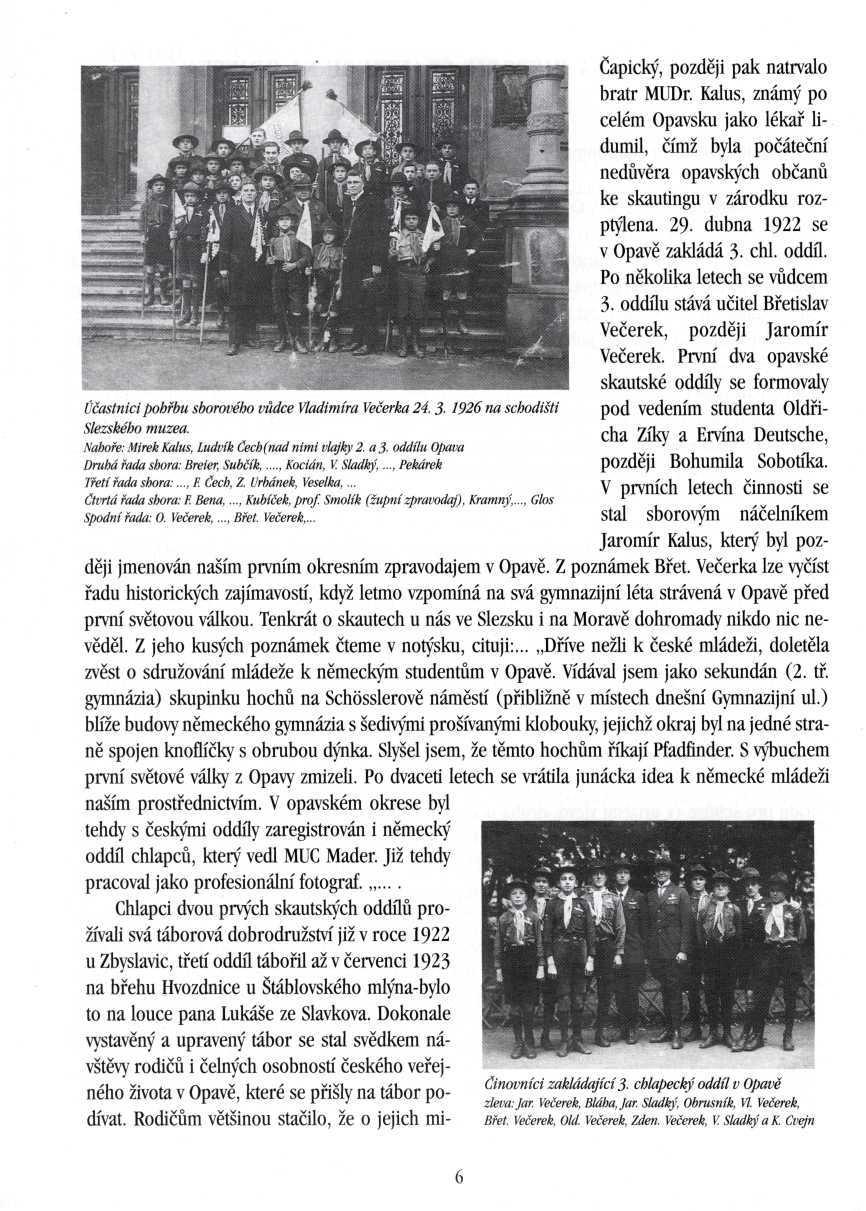 Účastnici pohřbu sborového vůdce Vladimíra Večerka 24. 3-1926 na schodišti Slezského muzea. Nahoře: Mirek Kalus, Ludvík Čech (nad nimi vlajky 2. a 3- oddílu Opava Druhá řada shora: Breier, Subčík,.