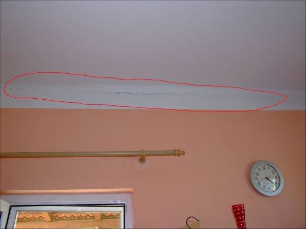 S12 Trhliny mezi krajním nosníkem trámového stropu a stěnou