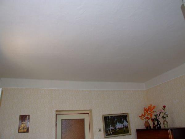 omítky nebo trhlina ve styku trámového stropu a stěny