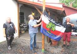 Hanzlová ji předala panu místostarostovi Petru Coufalovi, který ji vyvěsil.
