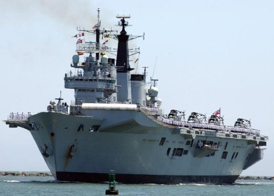 4: Letadlová loď HMS Invincible (Zdroj: http://www.geek.
