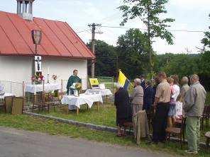 páter Jaroslav Adler. Sváteční ráz této akci dodala dechová hudba a varhany.