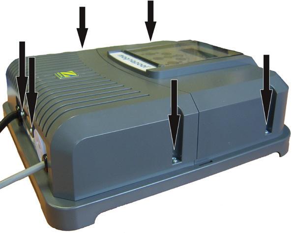 Upřednostňované zapojení: přístroj připojený k napájení stálým proudem a oddělený od filtrace díky přítomnosti ovladače průtoku (chráněné napájení pomocí vyhrazeného diferenciálního jističe 30 ma).