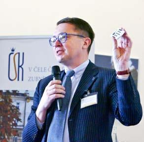 Malá krabička hlasovacího zařízení se stala doslova hitem sněmu. Hlasovalo se o zásadních materiálech, ale i o méně vážných věcech. Doc. Roman Šmucler tahal z rukávu jednu anketní otázku za druhou.