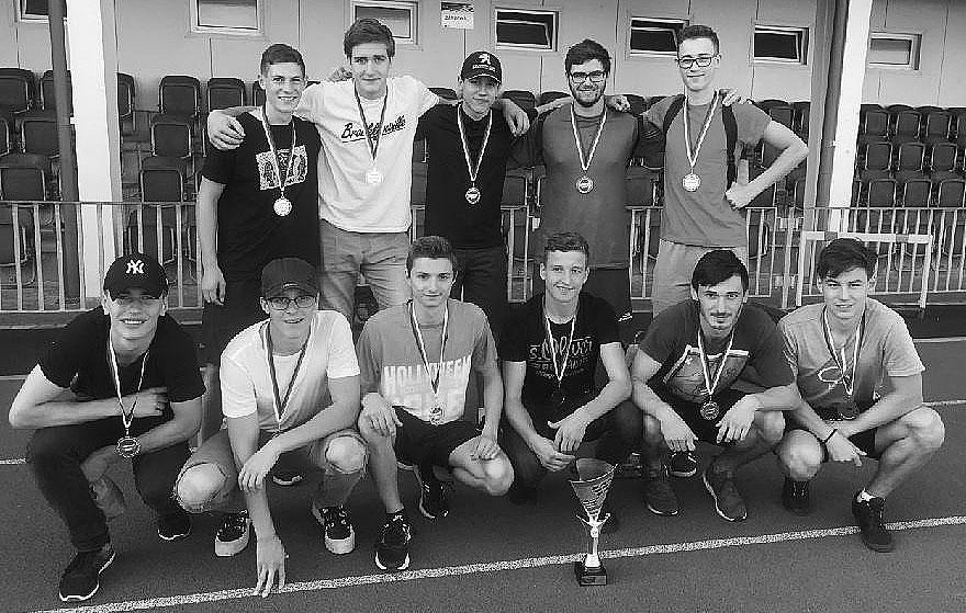 strana 14 SPORT 19. října 2018 Úspěšné atletické družstvo vsetínských průmyslováků.