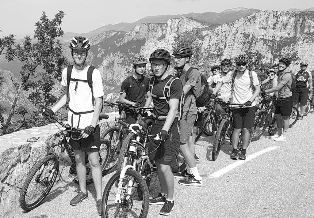 Tady už na ně čekalo příjemné odpolední setkání žáků a učitelů Základní umělecké školy Vsetín s jejich příznivci, rodiči, přáteli a veřejností.