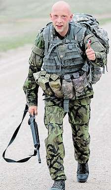 protiletadlového raketového pluku, poměřil síly s patnácti příslušníky Národní gardy zamerické Nebrasky vprestižní soutěži Best Warrior Competition.
