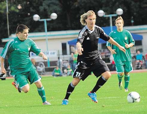 Probíráme spolu fotbal, který má, samozřejmě až na diametrálně Takhle si Pavel Nedvěd zahrál fotbal vhodoníně na podzim roku 2012. Tehdy mu tleskalo na tři tisíce diváků.