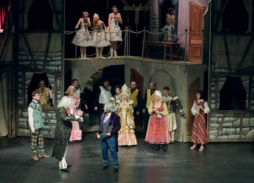 ZDENĚK BARTOŠ, SYLVIE RUBENOVÁ ZDENĚK BARTOŠ SYLVIE RUBENOVÁ KAREL ČAPEK ANDREA KRÁLOVÁ MATĚJ KROUPA MARTIN PACEK DAN ČERNÝ Osoby a obsazení: Esmeralda Zlopočasná Anna Cónová Gyta Oggová Alexandra