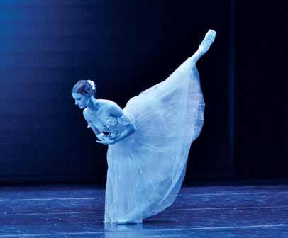 baletu NDM) TRANSMISSION (duet z inscenace TRANSMISSION; premiéra březen 2015, Opéra de Massy) Choreografie Julien Lestel Hudba Max Richter Tančí Julie Asi, Marco Vesprini (Compagnie Julien Lestel,