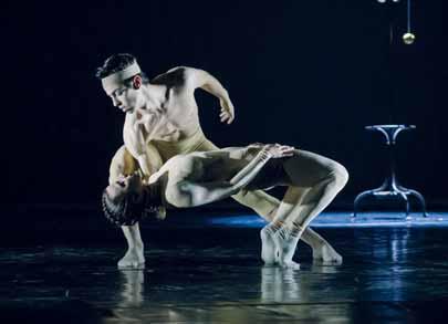 SÍLA PŘITAŽLIVOSTI Choreografie Hudba Tančí Natalia Adamska Fryderyk Chopin Emanuele Del Celo, Réka Kiss Tato choreografie je založena na principu gravitační rovnice a jejím výsledku.