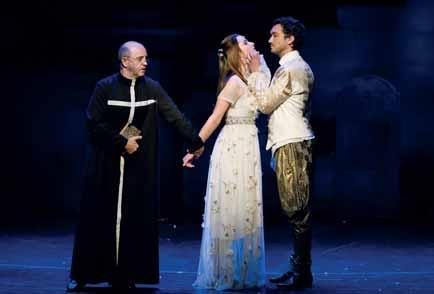 (Julie), Roman Harok (Paris)
