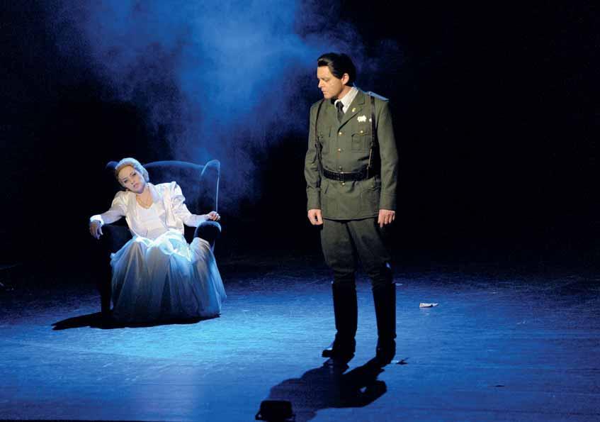 Tim Rice (1944) Andrew Lloyd Webber (1948) EVITA OPERETA/MUZIKÁL Premiéra 20. března 2014 v 18.