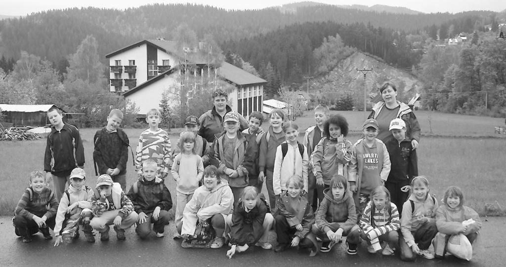 Hned ráno Ïáky vyhnal z lavic poïární poplach a byli nuceni se ze tfiíd evakuovat. Sbor dobrovoln ch hasiãû Rychvald totiï nasimuloval poïár stfiechy pavilonu 2. stupnû (více v ãlánku SDH Rychvald).