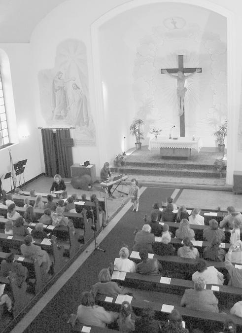 Druhou ãástí pak bylo seznámení s historií mûsta. V e pak vyvrcholilo ve stfiedu 28. dubna, kdy se konal celo- kolní Den Zemû. Îáci osm ch tfiíd si pro své mlad í spoluïáky z 1. 6.