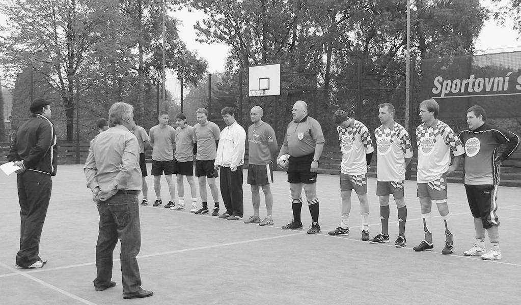 Rychvaldská liga zaãala est roãník Rychvaldské ligy v malé kopané O pohár starosty mûsta Rychvaldu byl zahájen slavnostním v kopem starosty mûsta Bc. Jifiím Absolonem v nedûli 2.