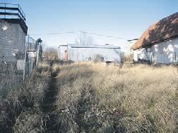 2000000,- Kč Tel 775 571 703 Moravský Krumlov, RD 2+1, obytná plocha 75m 2, vjezd, zahrádka 120 m 2, plyn, kanalizace Útulný, ihned obyvatelný 1190000,-Kč Tel 775 571 720