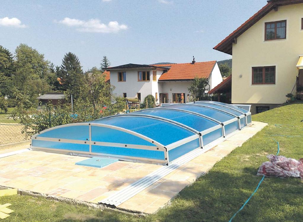 půlkruhové či dokonce jen čtvrtkruhové, pohybující se po kolejnicích na horní části zídky a dole na terase Poněkud komplikovanější bude umístění bazénu ve svahu, který se od domu zvedá vzhůru Tady