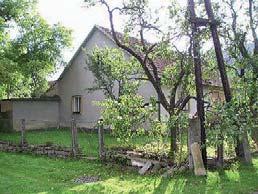 zahrádkou Cena: 750 000,- Kč Tel: 603 539 525 Chata 3+1 Březí