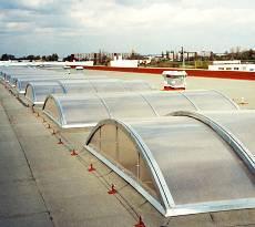 Umístěním ventilačních křídel do světlíků se umožní cirkulace vzduchu nebo odvod tepla a kouře.
