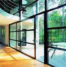 prosklené rastrové fasády a střechy s minimalizací pohledových rozměrů profilů pro dosažení maximálního prostupu světla do interiéru.
