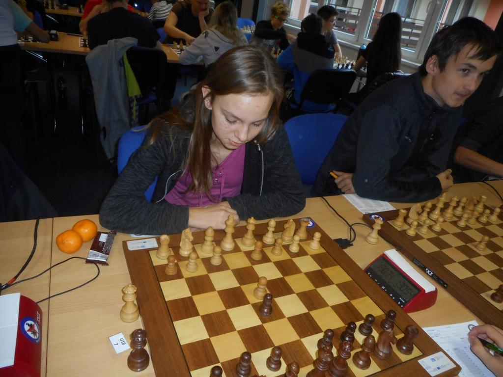 Anička s bílými figurami (soupeř Matěj Hrabal) pokračovala v Carlsenovském tažení španělkami až do 18.