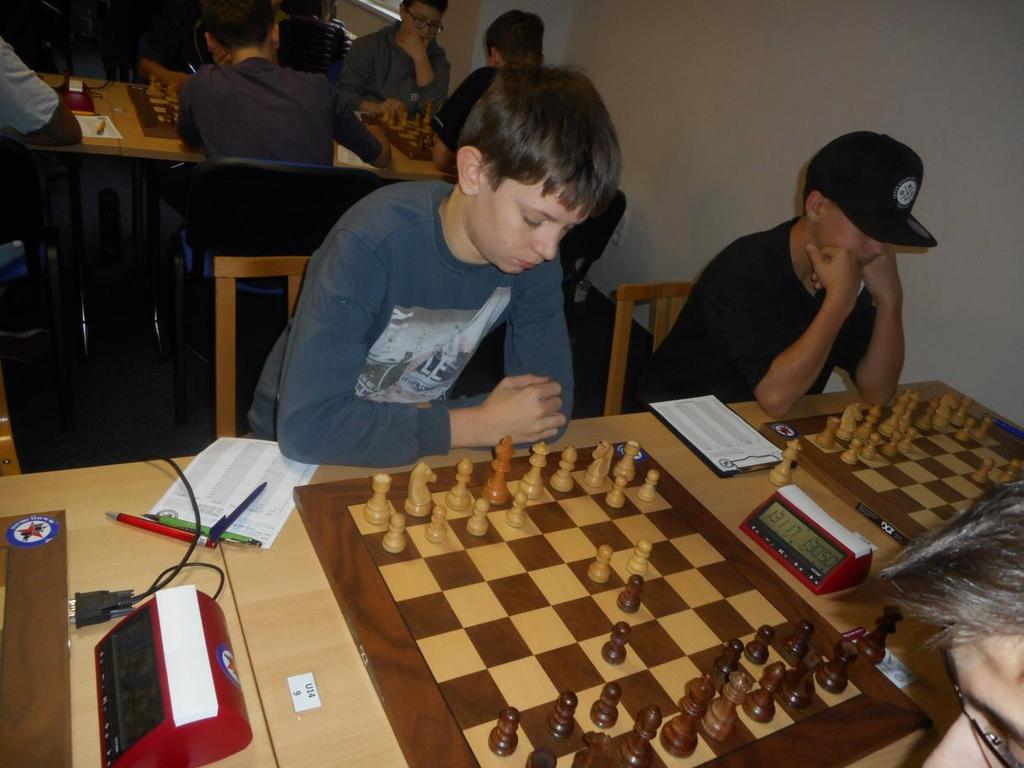 V partii Glozar-Anička vznikla po 16. tahu ostrá pozice, kdy při nestejných rošádách (Glozar velká, Anička malá rošáda) zahrála Anička první nepřesný tah ve velmi slibné pozici.