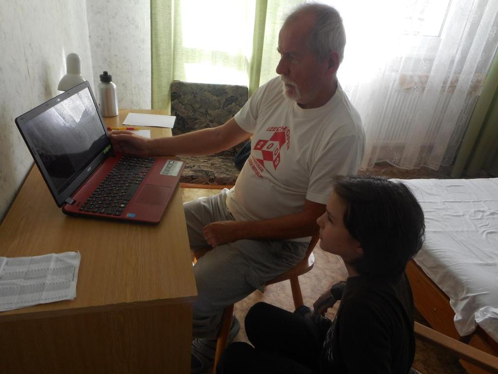 Anička zahrála v sicilce draka, soupeř sice dělal velkou rošádu, ale popletl pořadí tahů, takže předpokládaný útok na královském křídle Aničce nehrozil, naopak si vybudovala lepší pozici, kterou