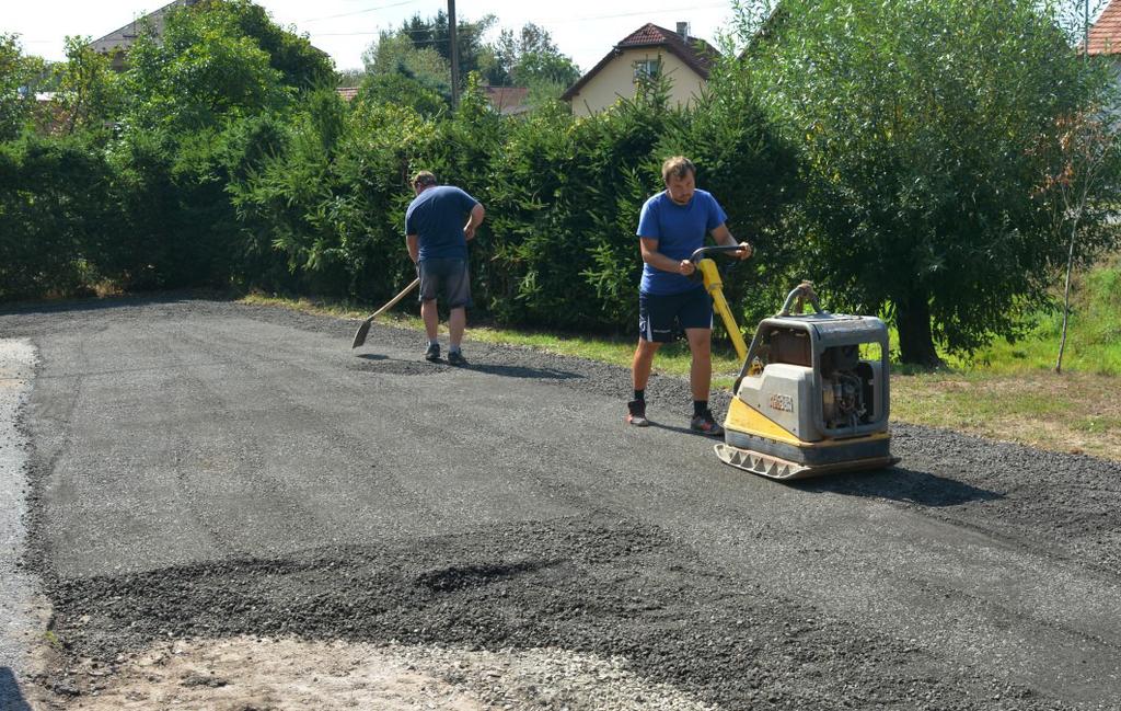 Naposledy byla tato úzká silnice s průměrnou šířkou 3 m opravována v r. 2005. Pro Bítovánky je letošní oprava místní komunikace prakticky jedinou investicí obce za posledních třináct roků.