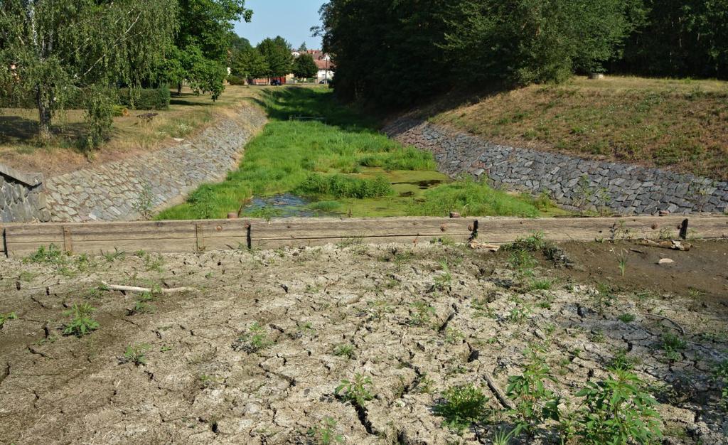 v úseku, kde se nachází brod k bývalé střelnici. (J.P.) Vyschlé koryto řeky Holetínky v místě před železničním viaduktem - snímek z 4.8.2018.
