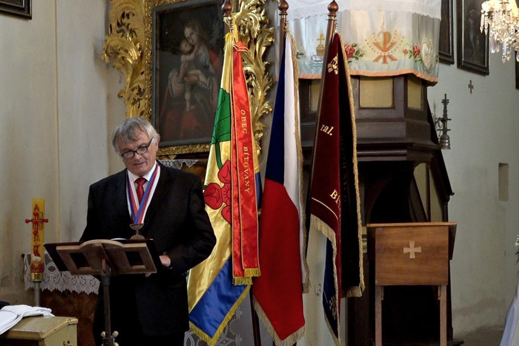 Ten našim hasičům zhotovila malá rodinná firma Velebný α Fam z Ústí nad Orlicí, která navazuje na stoletou rodinnou tradicí ve vyšívání vlajek.