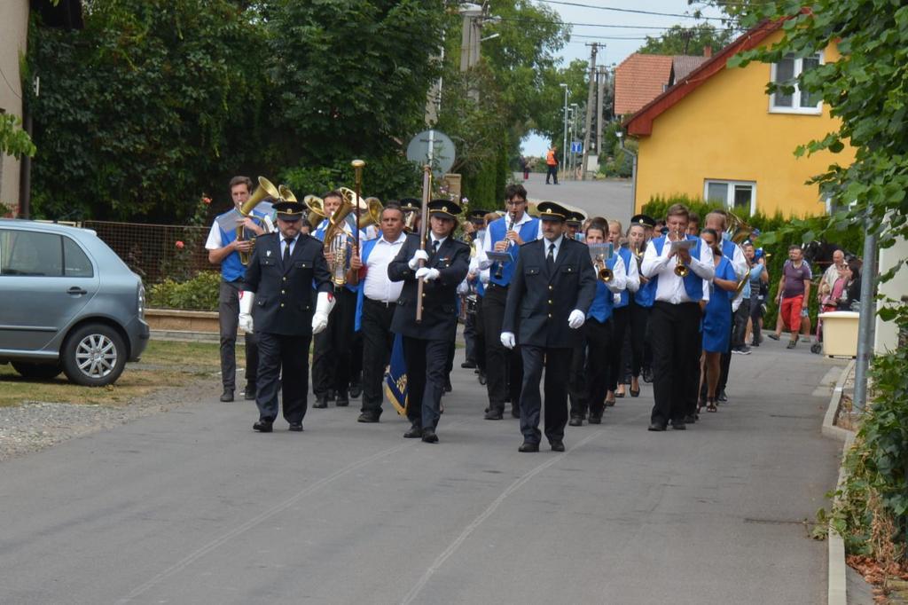 V čele průvodu, za doprovodu dechového orchestru ZUŠ Chrast, byl zástupci SDH Bítovany nesen slavnostní prapor.