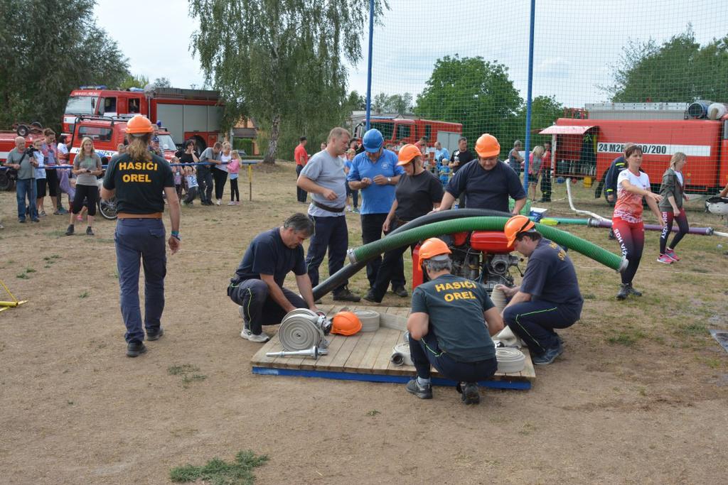 Poděkování za účast v netradiční hasičské soutěži patří hasi- čům z Lukavice, Slatiňan, Svídnice, třem družstvům z Vížek (žen, mužů a mužů straších), Zaječic,
