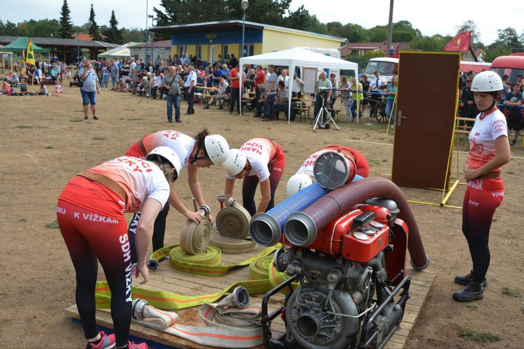 Po šestnácté hodině program pokračoval ukázkou HZS ze Slatiňan, kdy zásahová jednotka předvedla vyproštění a záchranu zraněné osoby z havarovaného osobního