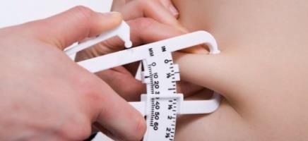 Obr. č. 19 Měření kožní řasy pomocí kaliperu Tricepsová (vertikální) řasa probíhá na zadní straně paže nad m. triceps brachii, měříme nad trojhlavým svalem pažním (paže visí volně podle těla).