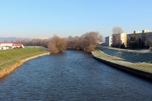 Bulletin VYDRA, 17: 30 53 (2018) Obr. 10: Profil upraveného koryta v meste Sliač (foto P. Urban). Fig10: Profile of the regulated river bed in the Sliač town (photo P. Urban). Obr. 11: Upravené koryto rieky Hron v meste Zvolen (foto P.
