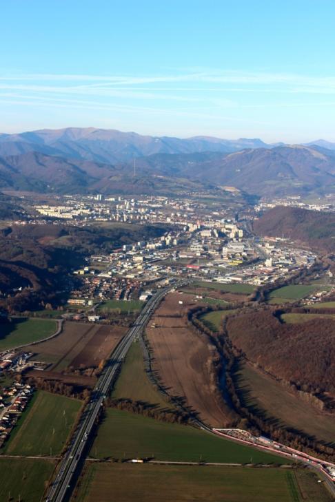 Bulletin VYDRA, 17: 30 53 (2018) Obr. 15: Pohľad na západný okraj intravilánu Banskej Bystrice s viacerými cestami, vrátane rýchlostnej cesty R1 (foto P. Urban). Fig.