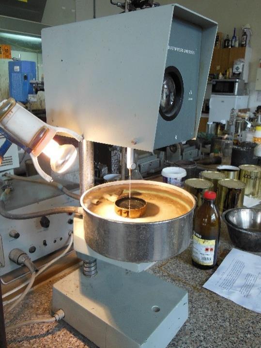 Po vytemperování vzorku se nasadí do stroje penetrační jehla, očištěná od jakýchkoliv zaschlých zbytků asfaltu z minulých zkoušek. Obrázek 7: Zkušební jehla, Zdroj: Dip.