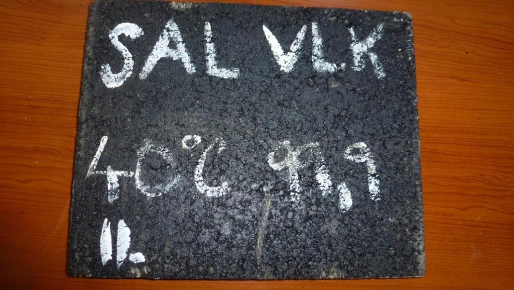 Po zhutnění se deska přemístí do větracího zařízení a důkladně se popíše.
