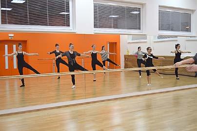 Tanec KURZY BALETU A TANCE PRO DOSPĚLÉ STAROMĚSTSKÉ NOVINY Společně s otevřením nové budovy Základní umělecké školy ve Starém Městě přichází otevření Kurzů baletu a scénického tance pro dospělé.