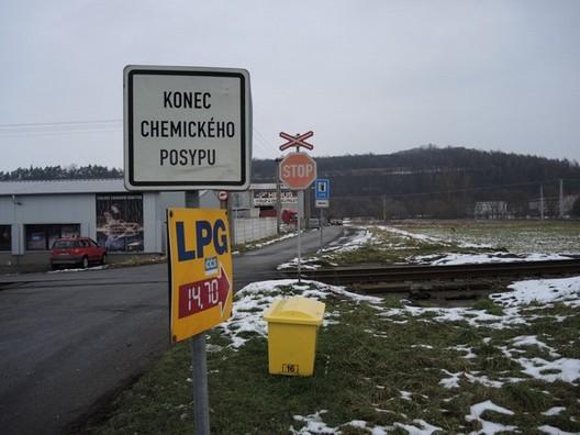 Obr. č. 5: Pohled na reklamní poutač a železniční přejezd č. P8251 