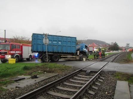 1 SHRNUTÍ Zdroj: HZS Zlínského kraje Skupina události: vážná nehoda. Vznik události: 13. 11. 2017, 7.34 h.