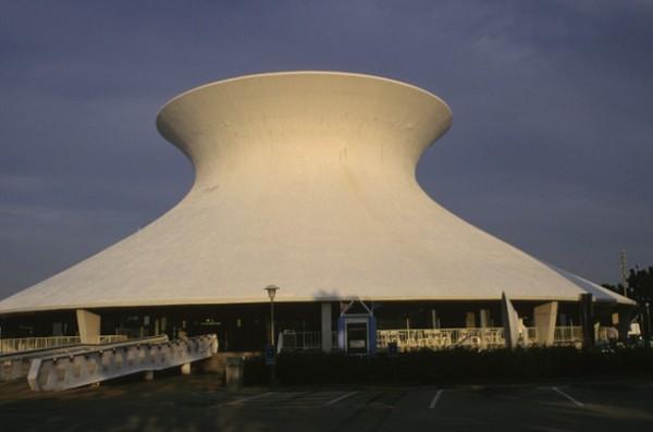 Zborcený hyperboloid tvořící křivky jsou tři vlastní mimoběžné přímky