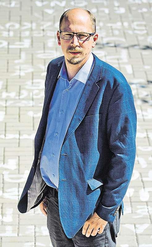 4 9. září 2016 Královéhradecký kraj Elektriku do domu nenatáhnu, ale štít si opravím, říkávědec Historik Jiří Štěpán tráví většinu času na hradecké univerzitě.