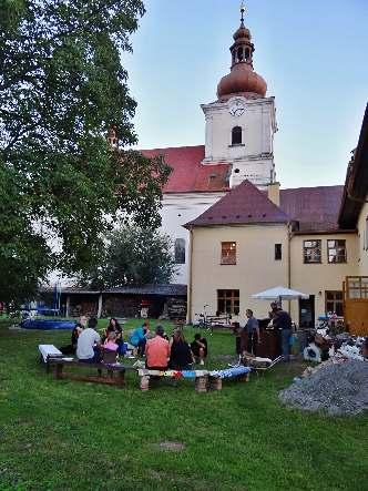 Rodièe pøinesli s sebou rùzné dobroty k ochutnání pøi spoleèné svaèinì. Jídelníèek byl zpestøen porcemi grilovaného selete.