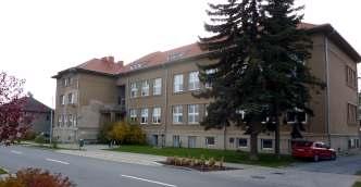 Žáci se zájmem sledují, co se dìje za okny jejich uèeben. Pomalu si zvykáme i na hluk vrtaèek a sbíjeèek stavebních dìlníkù.